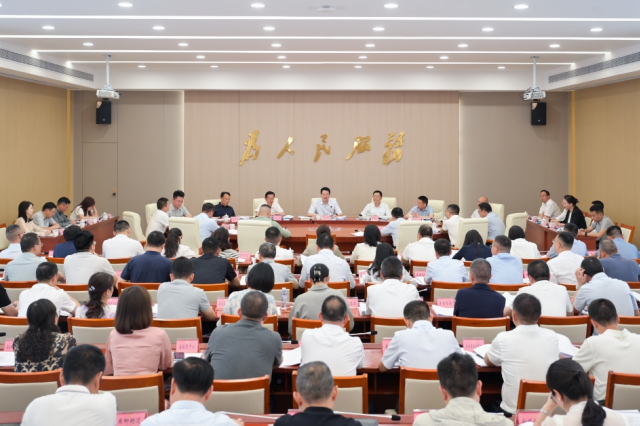 李文章主持召开县委常委会会议