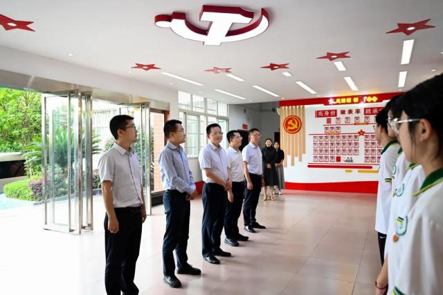 何长华率队开展中高考前慰问活动