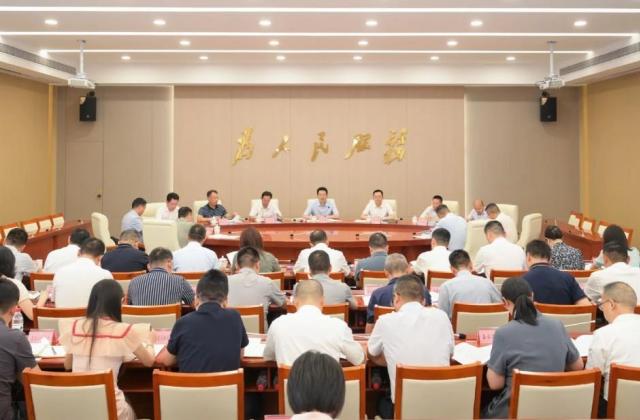 李文章主持召开县委理论学习中心组集体学习会议