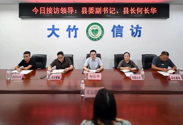 何长华到县群众接待中心接待来访群众