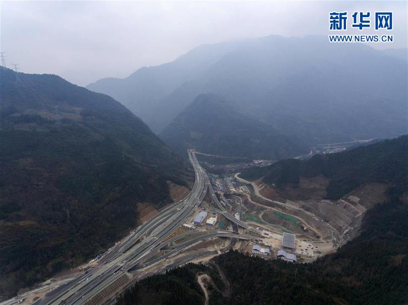 （新时代新气象新作为）（4）雅康高速公路雅安至泸定段建成试通车运行