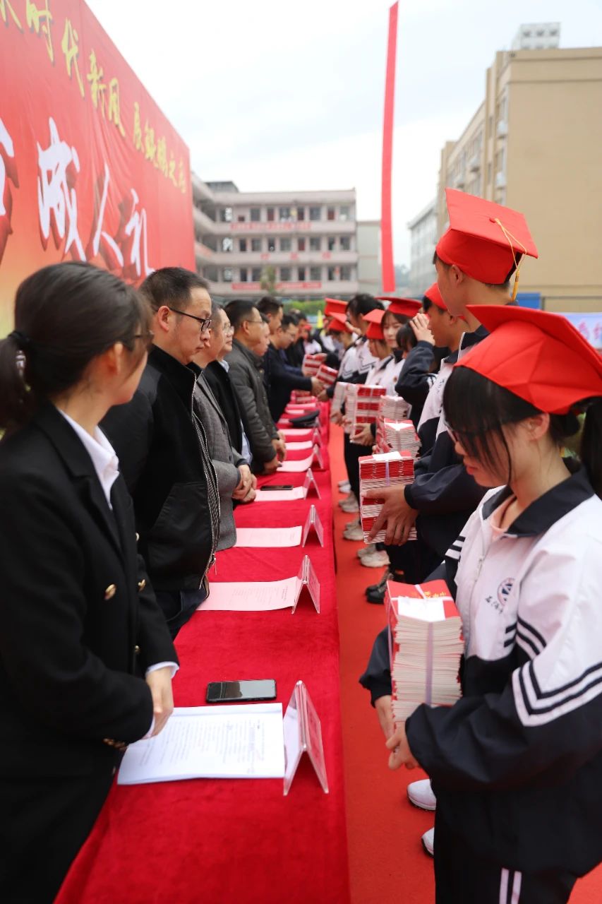 乘时代新风展鲲鹏之志大竹县石河中学举行2018级高三成人礼暨高考誓师